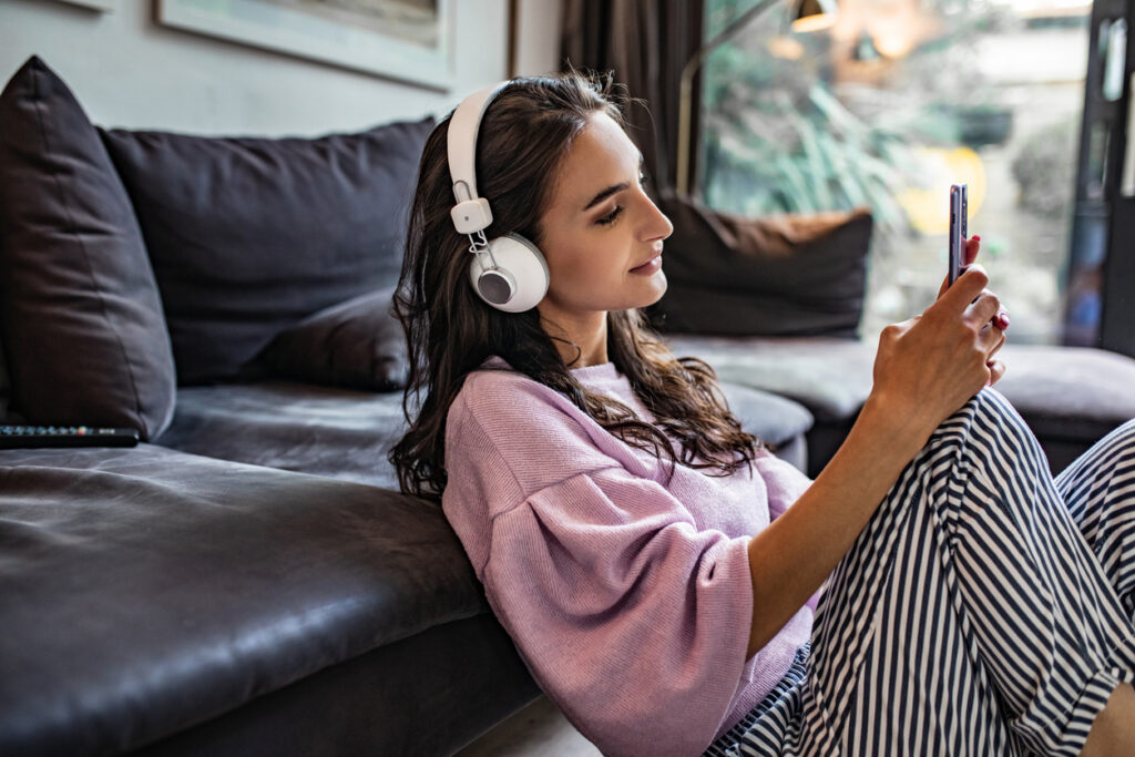 Mieux comprendre la santé mentale, découvrir des témoignages de personnes concernées, apprendre à trouver les mots pour aider quelqu’un qui va mal… Il existe de nombreux podcasts qui parlent de santé mentale. Voici notre sélection.
